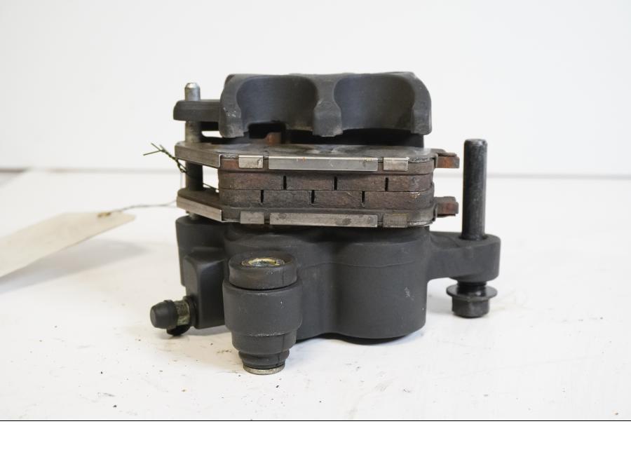 Höger sida på Bromsok från en Yamaha MT-01 -2009 motorcykel.