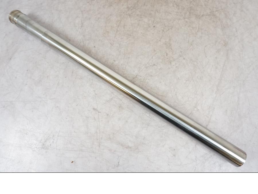 Snett nerifrån på Gaffelben från en Yamaha RD 350 LC YPVS -1983 motorcykel.