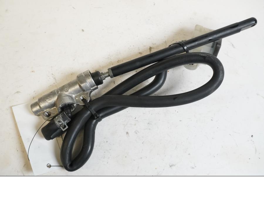 Vänster sida på Bromshuvudcylinder från en Yamaha XV 1900 -2007 motorcykel.
