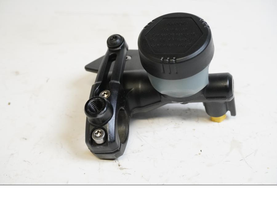 Baksidan på <p>Kopplingshuvudcylinder från BMW R 1200 GS 2006.</p>
<p>Ink behållare.</p> motorcykel.