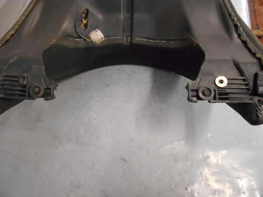 Snett nerifrån på Sadel från en BMW K 1200 LT -2007 motorcykel.