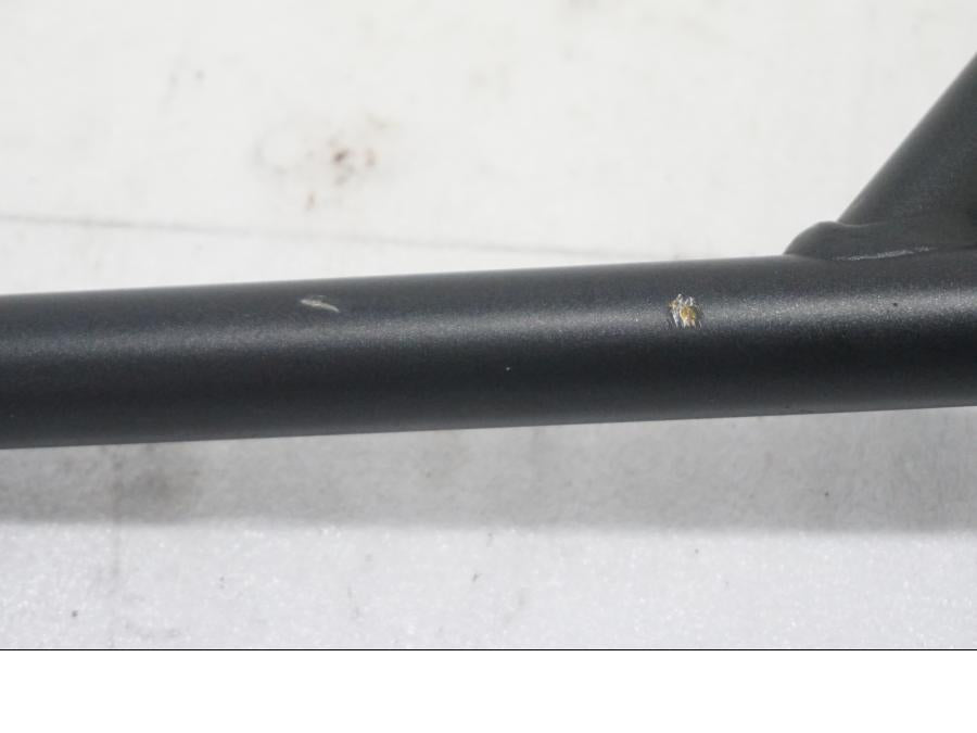 Höger sida pÄ FotpinnefÀste frÄn en Kawasaki Versys 650 -2008 motorcykel.