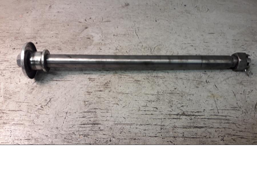 Framsidan på Axel från en Suzuki VZ 1600 -2005 motorcykel.