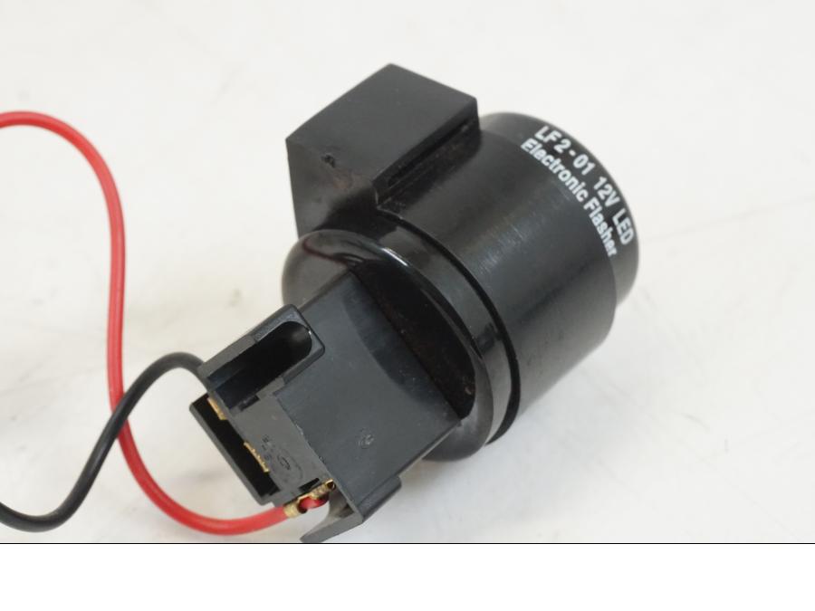 Snett nerifrån på Blinkersrelä från en Yamaha YZF 1000 R1 -2009 motorcykel.