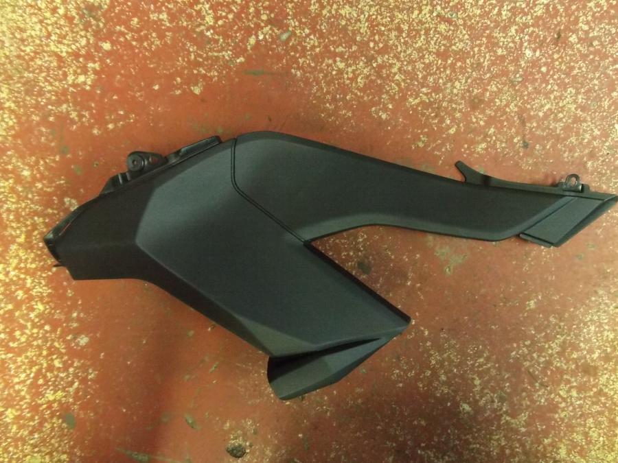 Framsidan på Sidopanel från en Kawasaki Versys 1000 -2012 motorcykel.