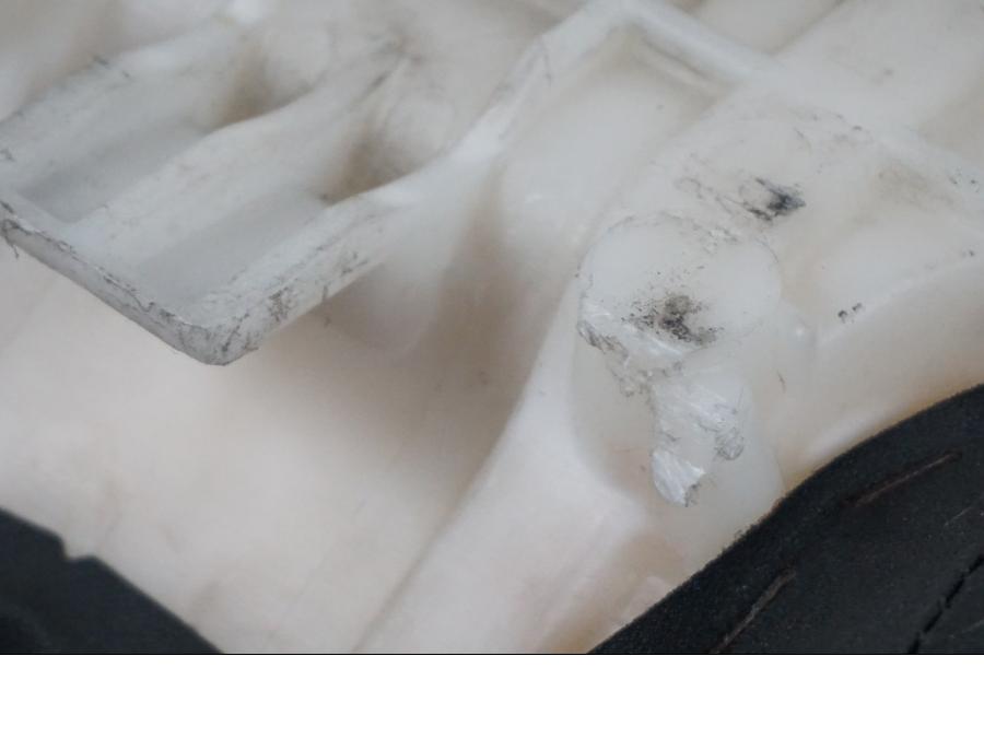 Extrabild4 på <p>Sadel fram från Suzuki GSX-R 750 1998.</p>
<p>Små märken i klädseln, samt skada av klädseln se bild.</p> motorcykel.