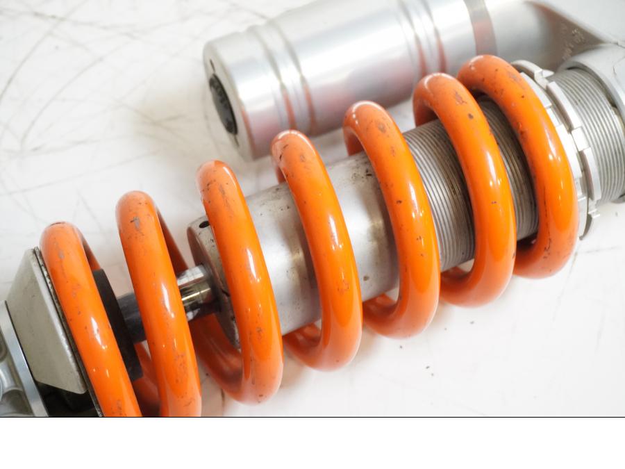 Snett uppifrån på Stötdämpare från en KTM 990 Super Duke R -2010 motorcykel.