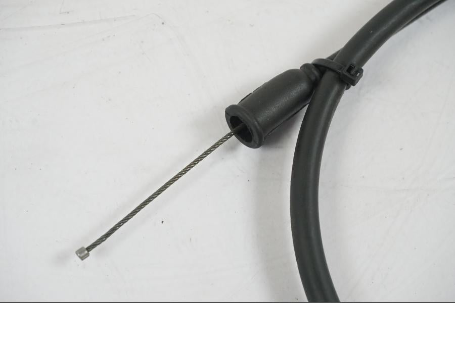 Höger sida på Chokevajer från en Aprilia RS 125 -2000 motorcykel.