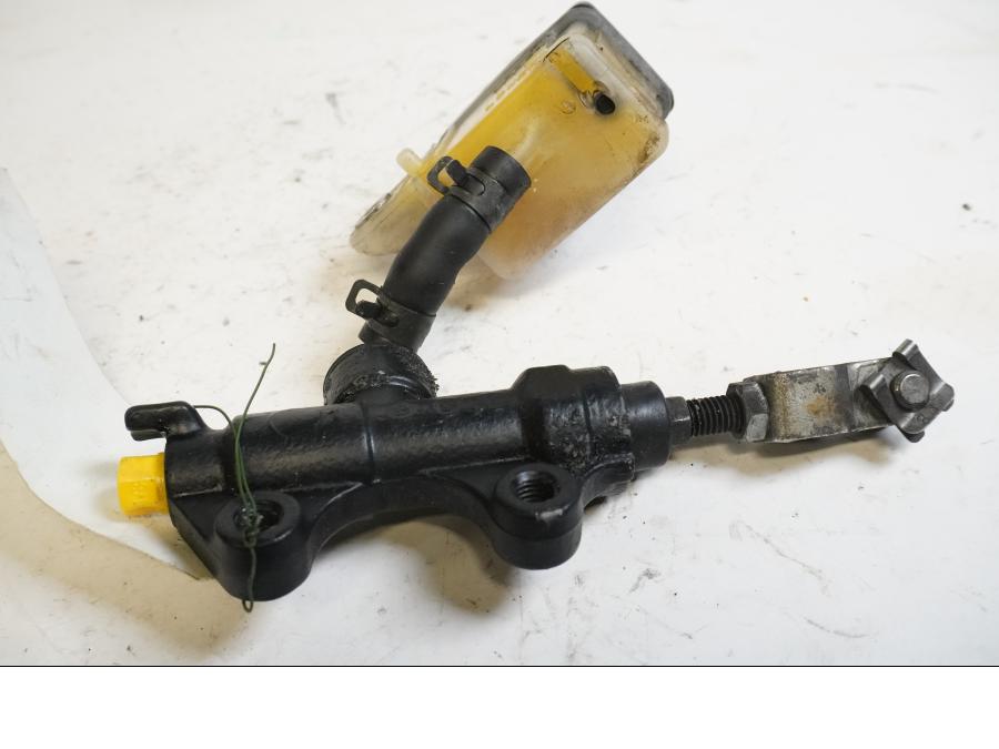 Höger sida på Bromshuvudcylinder från en Triumph Rocket III -2011 motorcykel.