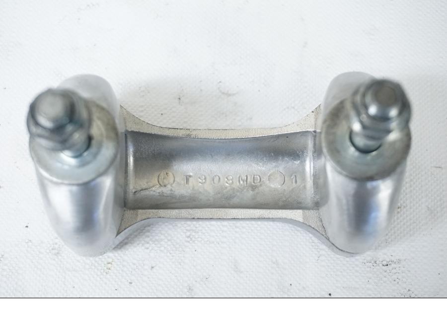 Snett uppifrån på Styrfäste från en Triumph Bonneville -2001 motorcykel.