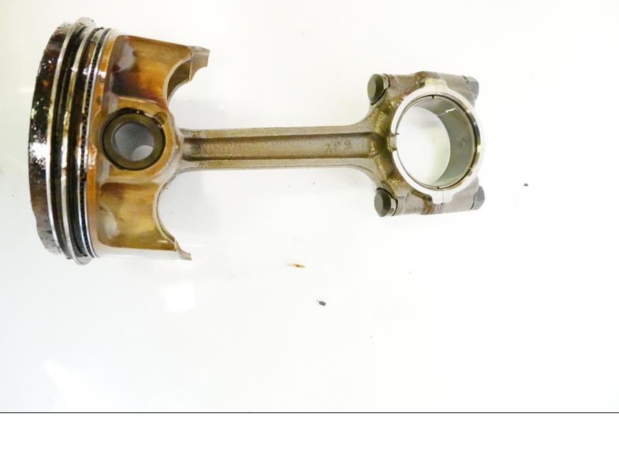 Höger sida på Kolv från en Yamaha FJR 1300 -2005 motorcykel.