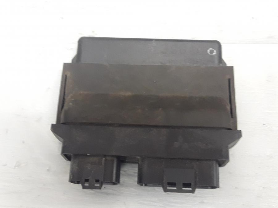 Framsidan på CDI / ECU från en Suzuki VL 800 -2009 motorcykel.