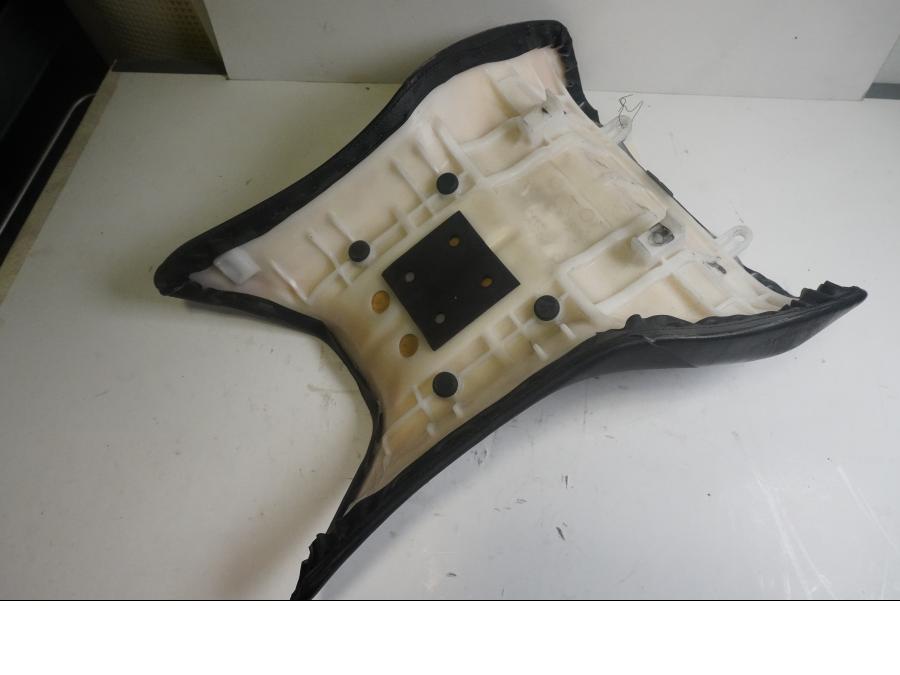 Höger sida på Sadel från en Kawasaki ZX-12R -2000 motorcykel.