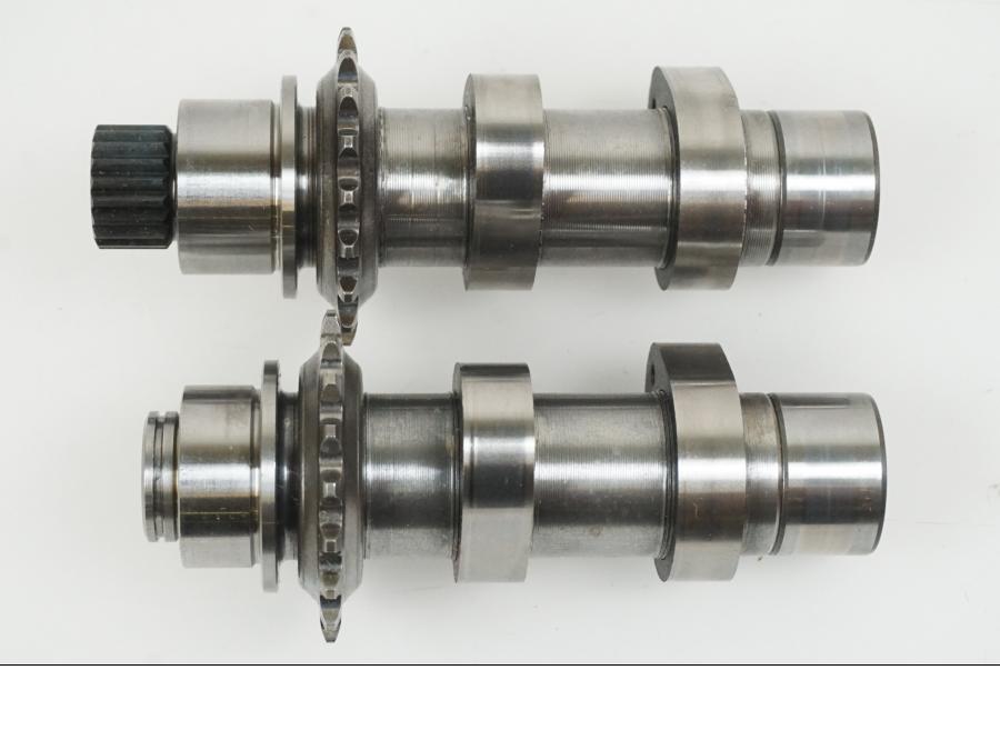 Vänster sida på Kamaxel från en H-D Touring Road King Classic FLHRCI -2007 motorcykel.