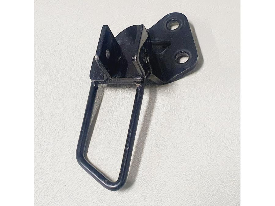 Höger sida på Fotpinnefäste från en Suzuki VL 800 -2001 motorcykel.