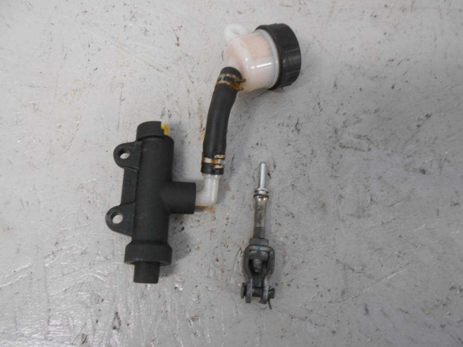 Framsidan pÄ Bromshuvudcylinder frÄn en Yamaha YZF-R 125 -2009 motorcykel.