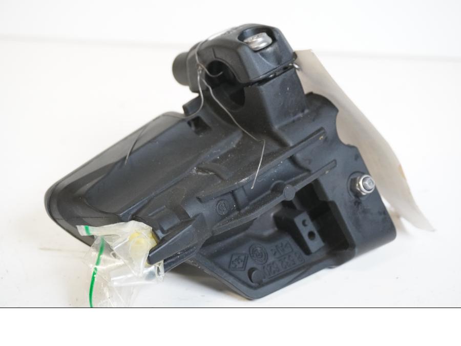 Höger sida på <p>Bromshuvudcylinder fram från BMW R 1200 GS 2013.</p>
<p>Utan brytare, skrapat lock.</p> motorcykel.