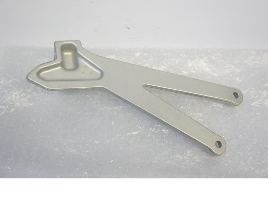 Baksidan på Fotpinnefäste från en KTM 690 Enduro -2022 motorcykel.