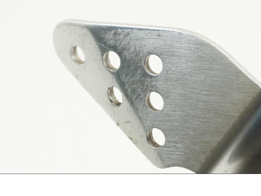 Vänster sida på Fotpinnehälskydd från en Yamaha YZF R6 -1999 motorcykel.