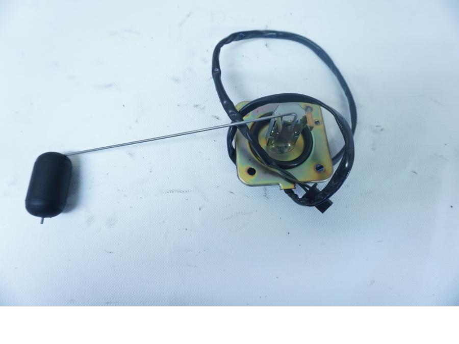 Baksidan på Bensintankgivare från en Honda VFR 750 -1992 motorcykel.