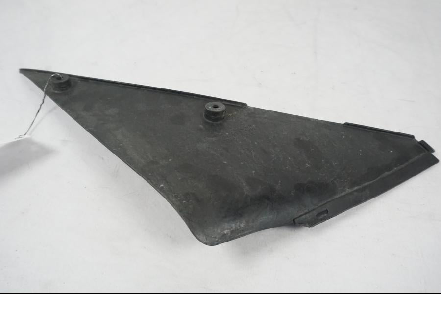 Snett uppifrån på Sidkåpa innerplast från en Kawasaki ZX-6R -2005 motorcykel.