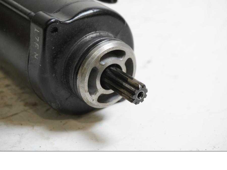 Baksidan på Startmotor från en Suzuki GSX-R 1100 -1992 motorcykel.