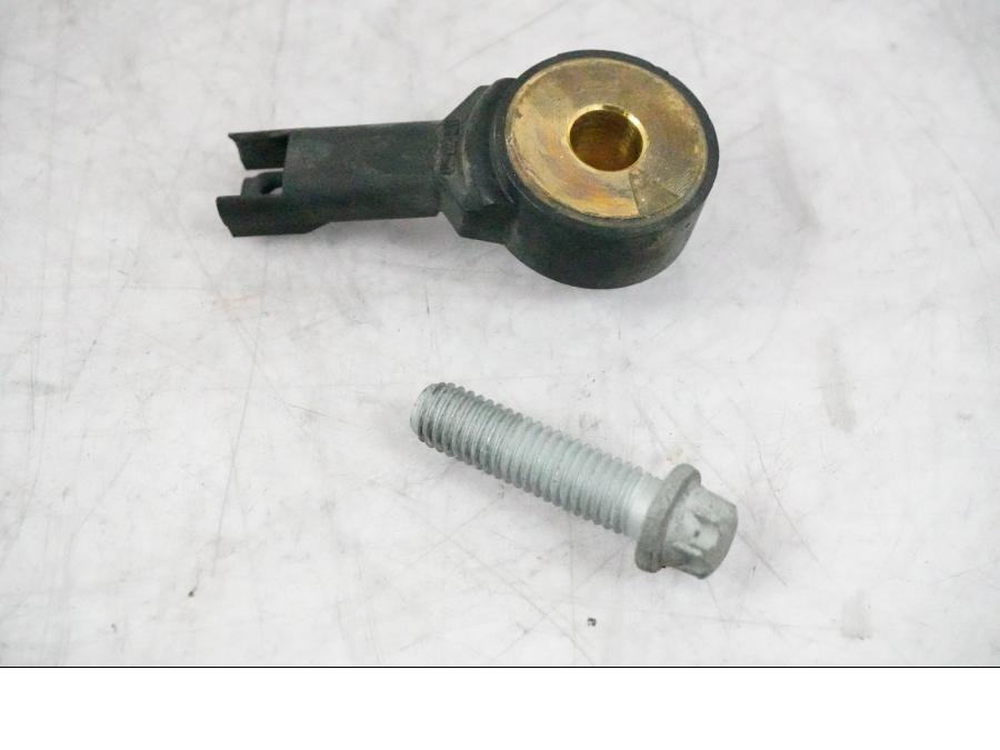 Baksidan på Knacksensor från en BMW K 1200 S -2005 motorcykel.