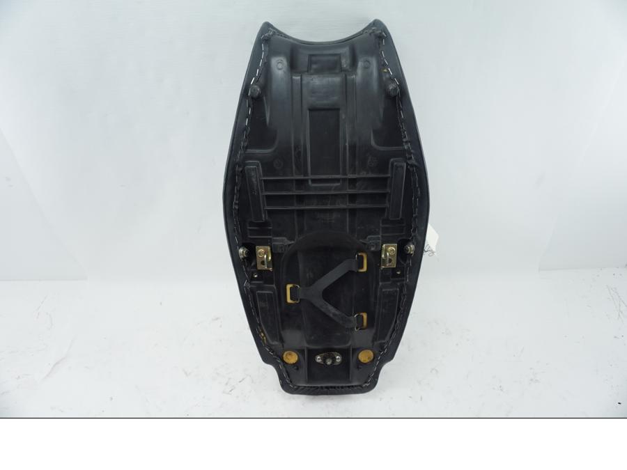 Höger sida på Sadel från en Triumph Sprint ST -2007 motorcykel.