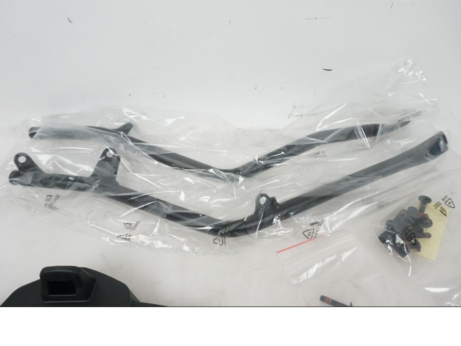 Snett nerifrån på Topboxplatta från en Ducati Multistrada 1200 -2017 motorcykel.