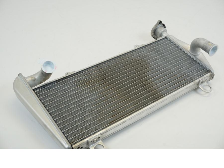 Snett uppifrån på Vattenkyl från en Ducati Streetfighter V2 -2022 motorcykel.