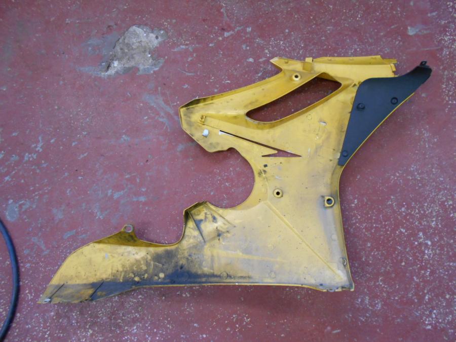 Vänster sida på Sidkåpa från en Triumph Daytona 675 -2006 motorcykel.