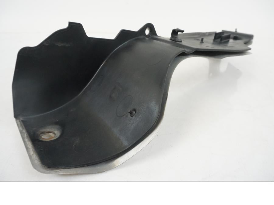 Snett nerifrån på Värmeskydd från en Honda XL 1000 V -2008 motorcykel.