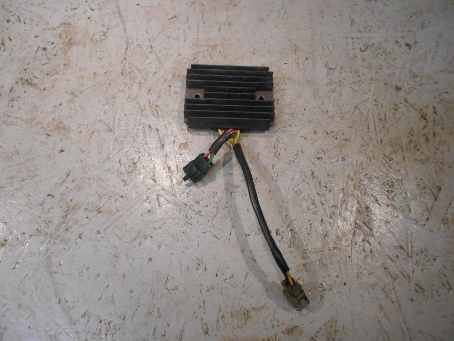 Baksidan på Likriktare från en Ducati 848 -2013 motorcykel.