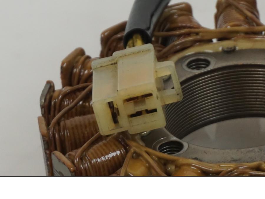 Höger sida på Generator från en Honda CBR 600 -1999 motorcykel.