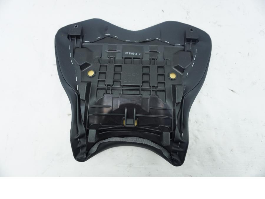 Baksidan på Sadel från en Yamaha YZF 1000 R1 -2010 motorcykel.