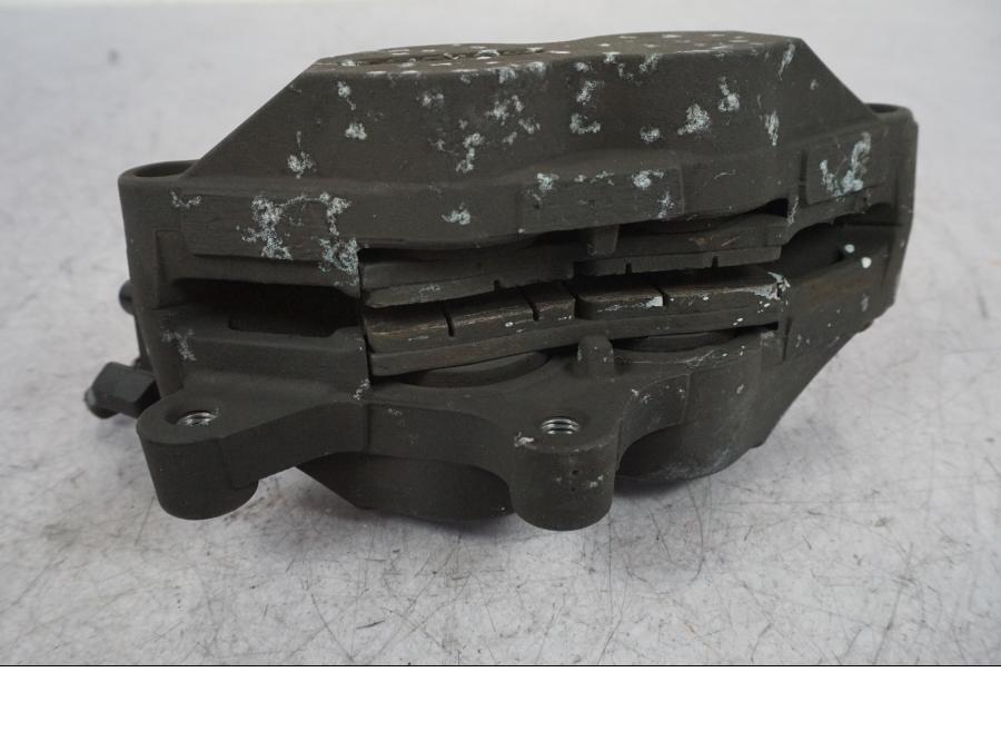 Snett nerifrån på Bromsok från en BMW R 850 R -2004 motorcykel.