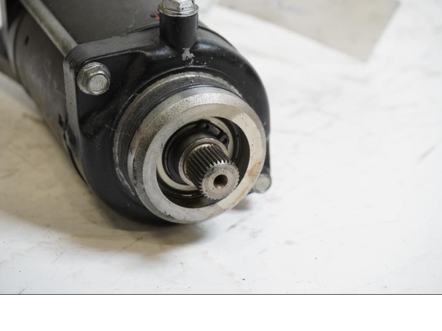 Baksidan på Startmotor från en Kawasaki GPZ 500 -1991 motorcykel.