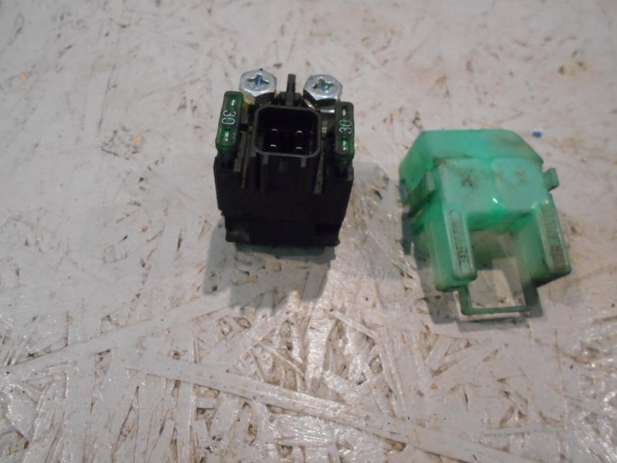 Framsidan på Startrelä från en Suzuki VZ 800 -2000 motorcykel.