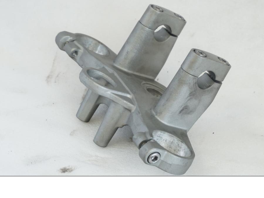 Snett nerifrÄn pÄ Gaffelkrona frÄn en Yamaha TDM 850 -1998 motorcykel.