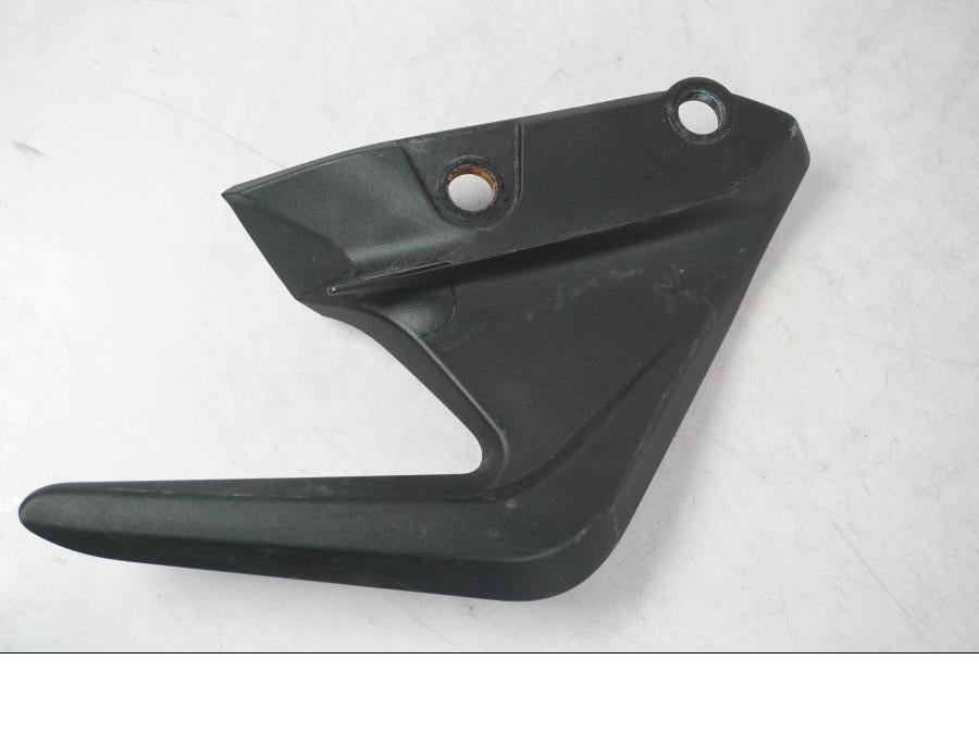 Snett uppifrån på Passagerarhandtag från en Ducati Monster 1200 -2014 motorcykel.