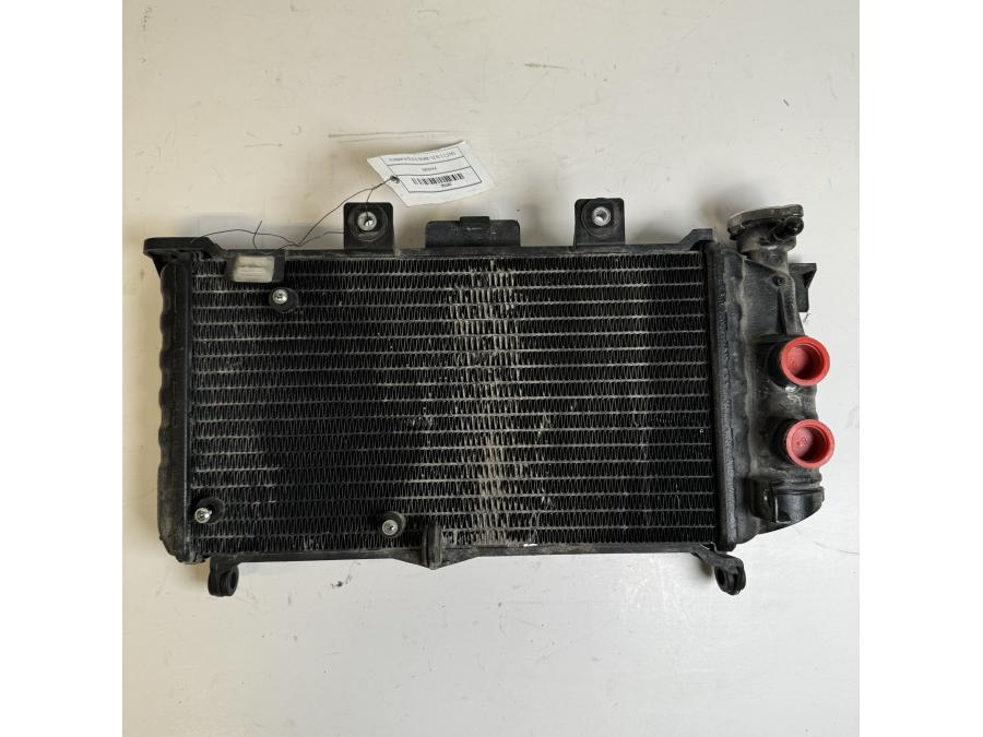 Baksidan på Vattenkyl från en Husqvarna TR 650 Strada -2012 motorcykel.