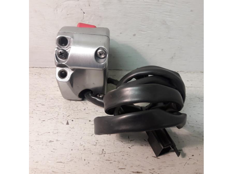 Baksidan på Styrelreglage från en Kawasaki VN 900 -2007 motorcykel.