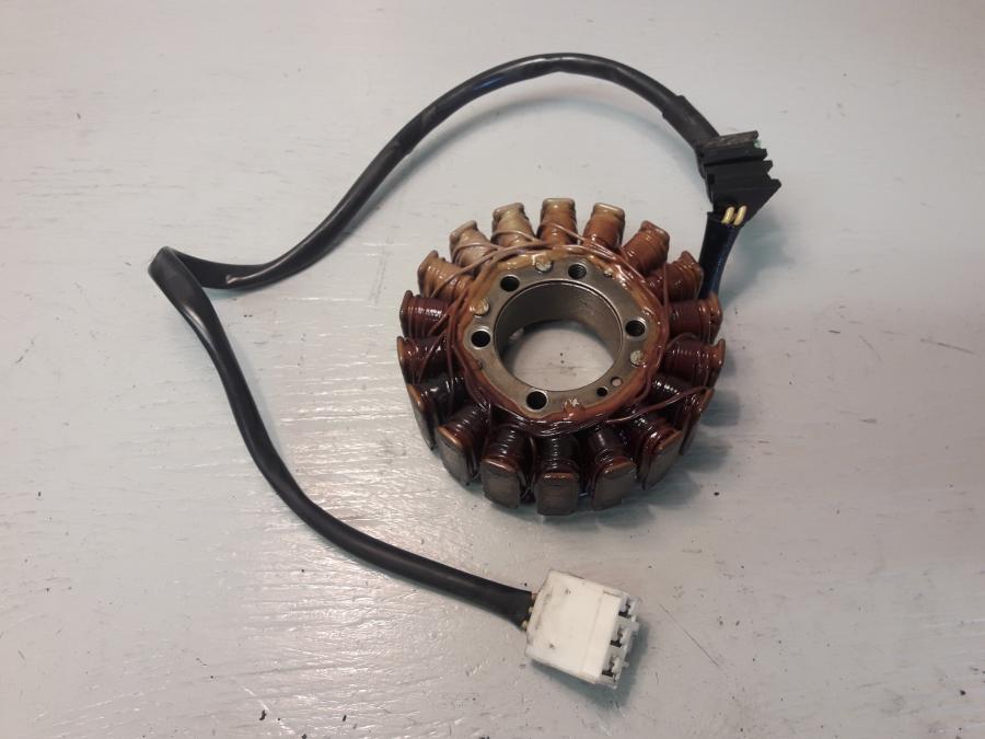 Baksidan på Generator från en Honda VFR 800 -2000 motorcykel.