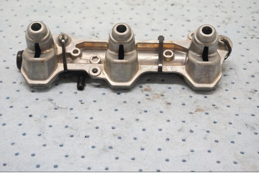 Baksidan pÄ Fuel Rail frÄn en MV Agusta F3 675 -2014 motorcykel.