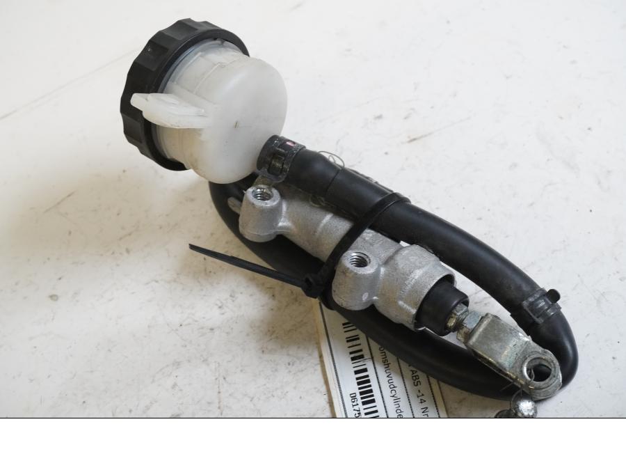 Baksidan på <p>Bromshuvudcylinder bak från Kawasaki ER-6N ABS 2014.</p>
<p>Med behållare. Okej skick.</p> motorcykel.