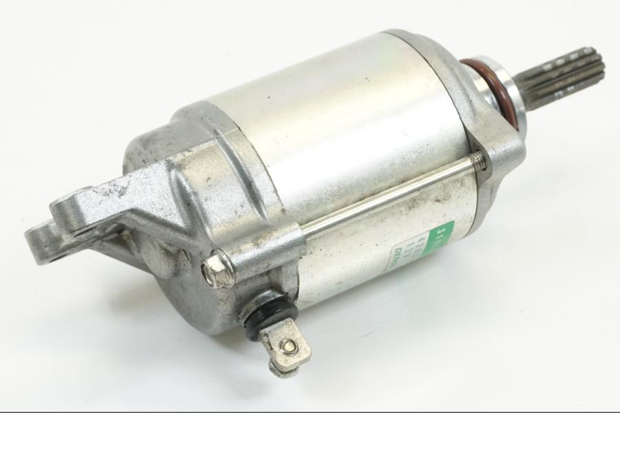 Snett nerifrån på Startmotor från en Suzuki GSX-R 1000 -2009 motorcykel.