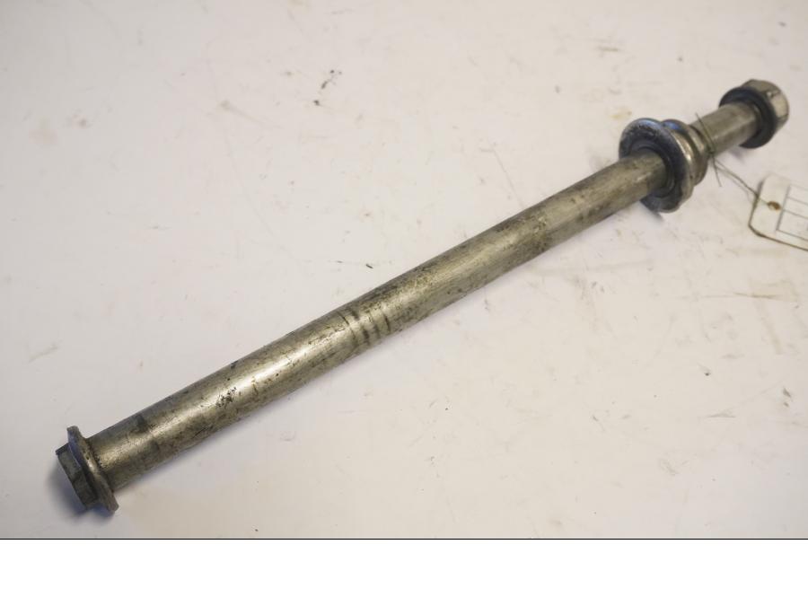 Framsidan på Axel från en Suzuki VL 1500 -1998 motorcykel.