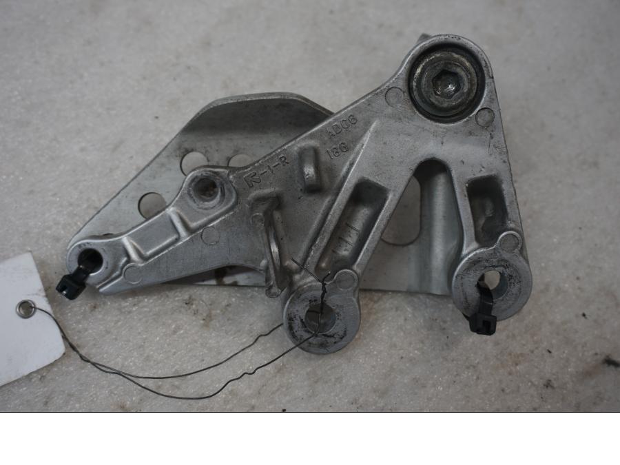 Baksidan på Fotpinnefäste från en Suzuki GSX-R 1000 -2003 motorcykel.