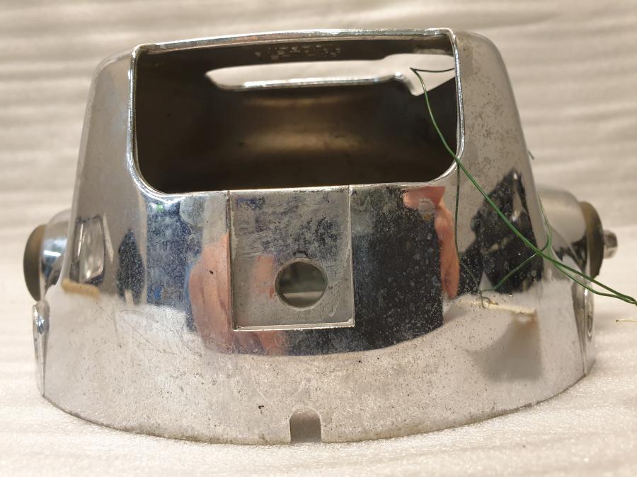 Snett nerifrÄn pÄ StrÄlkastarhus frÄn en Kawasaki VN 750 -1993 motorcykel.