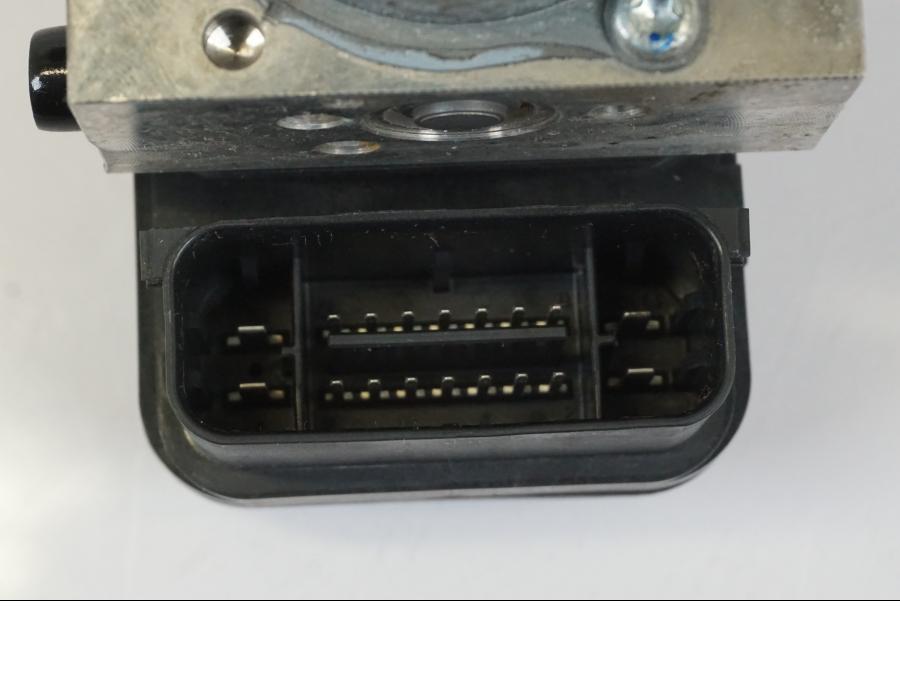 Snett uppifrån på ABS Modulator från en Yamaha MT-07 -2016 motorcykel.